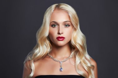 lüks sağlıklı curl sarışın saçlı güzel genç kadın. uzun dalgalı saçlı kız makyaj ve takı. Seksi Model