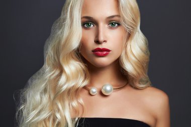 zarif saç modeli ile güzel şehvetli kadın. Mükemmel makyaj. Sarışın kız. Moda fotoğraf. Güzellik takı