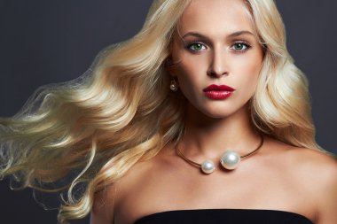 zarif saç modeli ile güzel şehvetli kadın. Mükemmel makyaj. Sarışın kız. Moda fotoğraf. Güzellik takı