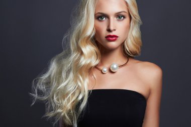 zarif saç modeli ile güzel şehvetli kadın. Mükemmel makyaj. Sarışın kız. Moda fotoğraf. Güzellik takı