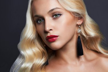 zarif saç modeli ile güzel şehvetli kadın. Mükemmel makyaj. Sarışın kız. Moda fotoğraf. Güzellik takı