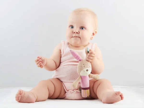 Miúda. pouco engraçado child.newborn com brinquedo — Fotografia de Stock