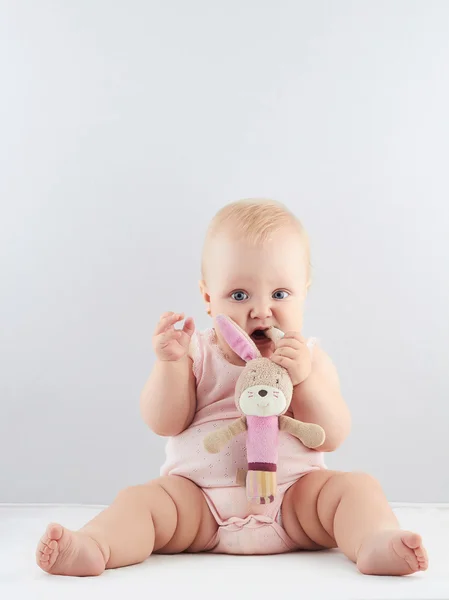 Baby flicka. lite rolig child.newborn med leksak — Stockfoto