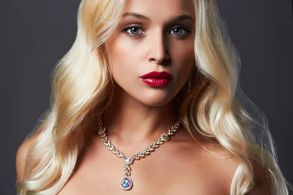 Moda Retrato de hermosa rubia.mujer sensual con peinado elegante. Maquillaje perfecto. Chica rubia con joyas — Foto de Stock