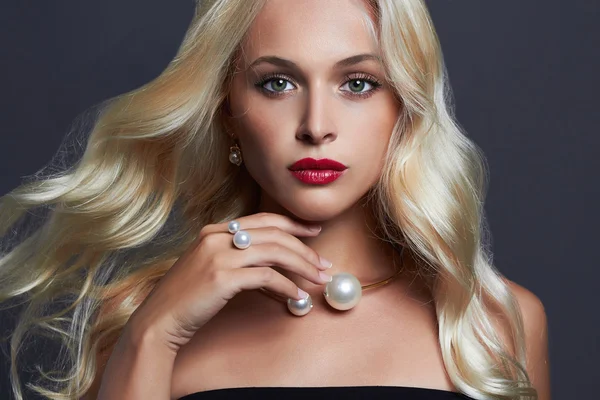 Mooie blonde met de vliegende hair.sensual vrouw met elegante kapsel. Perfecte make-up. Blond meisje met sieraden — Stockfoto