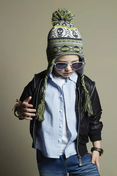 Niño en invierno cap.fashionable pequeño niño en sunglasses.stylish niños —  Fotos de Stock