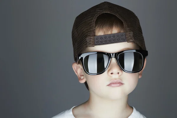 Rapazinho. moda children.handsome em óculos de sol — Fotografia de Stock