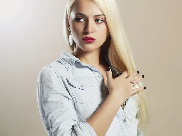 Mooie jongedame. Sexy Blond meisje in jeans overhemd — Stockfoto