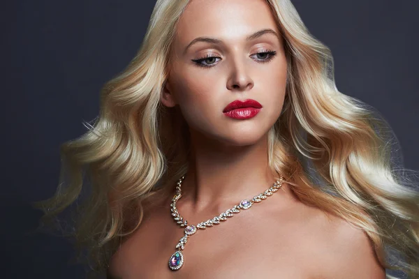 Luxe mooie jonge vrouw met gezonde curl blond haar. lang golvend haar meisje met make-up en sieraden. Sexy Model — Stockfoto