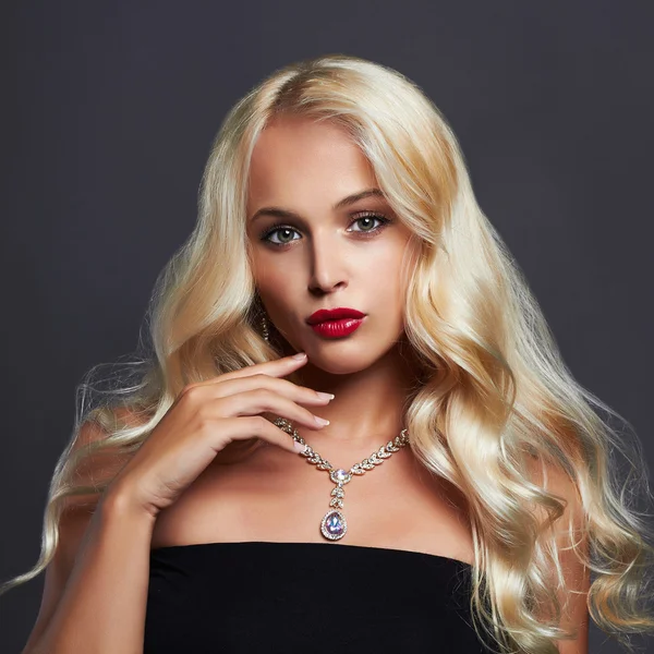 Luxusní krásná mladá žena s zdravé kadeře blond vlasy. dlouhé vlnité vlasy dívka s líčidla a šperky. Sexy Model — Stock fotografie