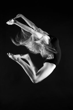 güzel jimnastikçi kız atlama