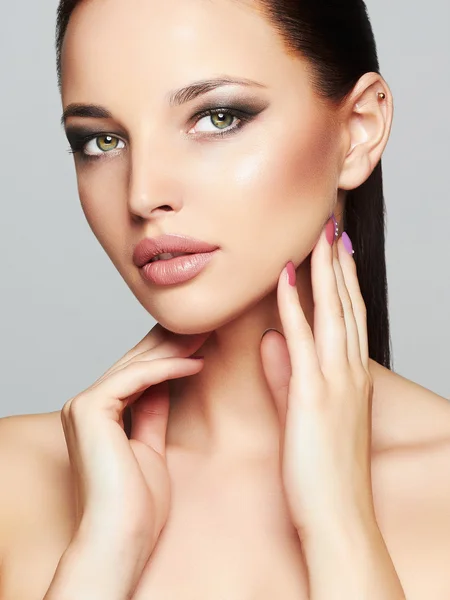 Fashion Beauty Portrait of Beautiful Girl Face.Vogue Style Woman. healthy clean skin.toned skin care — Stock Photo, Image