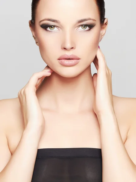 Moda Beleza Retrato de Menina Bonita Face.Vogue Style Woman. cuidados da pele skin.toned limpo saudável — Fotografia de Stock