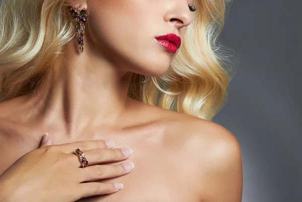 Jeune belle femme avec bijoux.Fille blonde coiffure bouclée lèvres, la peau et les cheveux — Photo