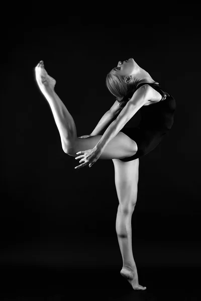 Saltando hermosa chica gimnasta — Foto de Stock