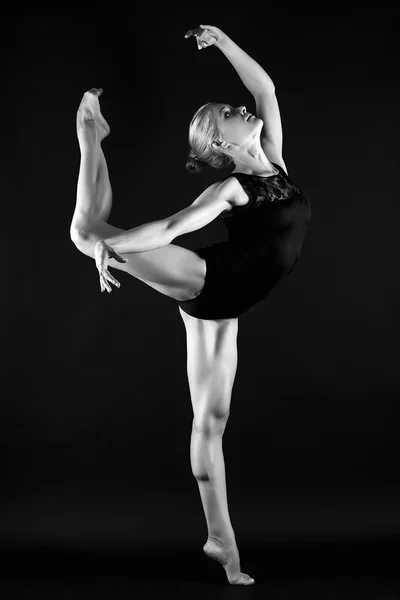 Jumping beautiful gymnast girl — Stock Photo, Image