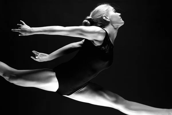 Saltando hermosa chica gimnasta — Foto de Stock