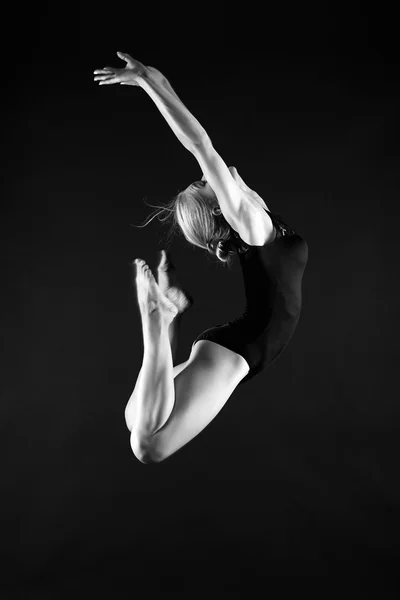 Saltando hermosa chica gimnasta — Foto de Stock