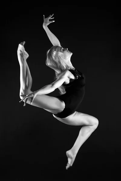 Saltando hermosa chica gimnasta — Foto de Stock