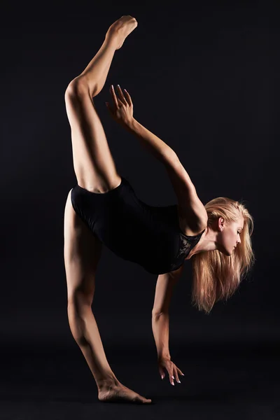 Bela ginasta menina dança . — Fotografia de Stock