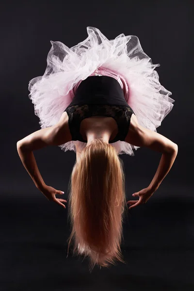 Beautiful female ballet dancer — Stock Photo, Image