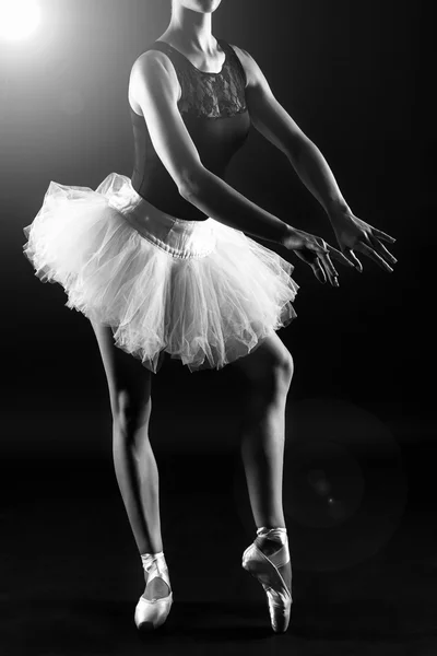 Beautiful female ballet dancer. — Stock Photo, Image