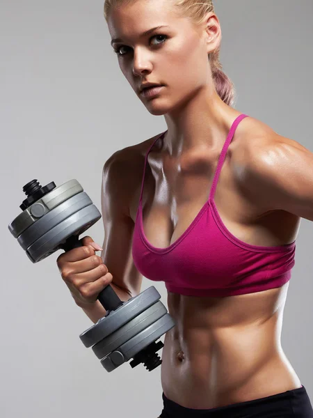 Γυναίκα bodybuilder καταλληλότητας με dumbbells.beauty ξανθό κορίτσι με μύες στο γυμναστήριο — Φωτογραφία Αρχείου