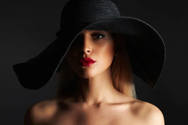 Bellissima donna col cappello. moda bellezza ragazza — Foto Stock