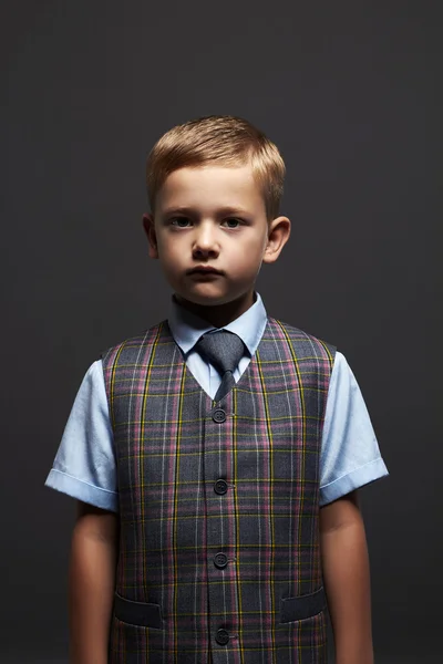 Niño de moda poco boy.stylish en traje y corbata — Foto de Stock