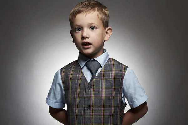 Criança boy.stylish pequeno na moda no terno e no laço — Fotografia de Stock