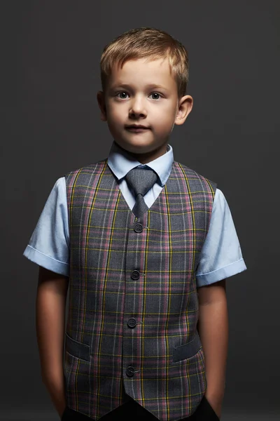 Модный маленький мальчик. Стильный ребенок в костюме и галстуке — стоковое фото