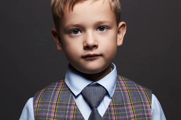 Niño de moda poco boy.stylish en traje y corbata — Foto de Stock