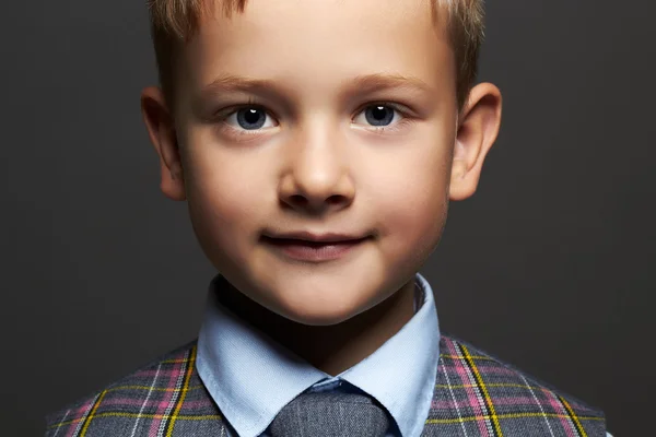 Närbild porträtt av fashionabla lilla boy.stylish barn i kostym och slips — Stockfoto