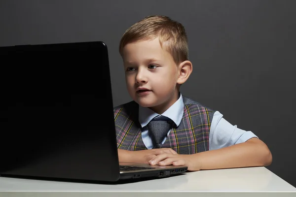 ノート パソコンの画面で見ている少年。コンピューターと面白い子 — ストック写真