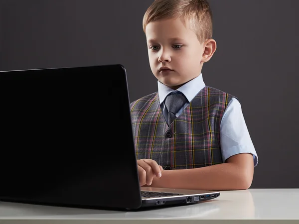 ノート パソコンの画面で見ている少年。コンピューターと面白い子 — ストック写真