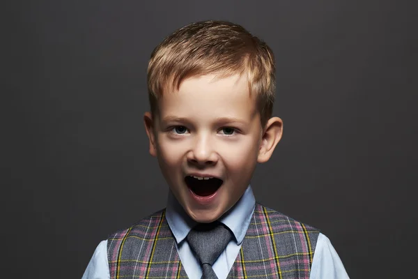 Niños emotion.fashionable pequeño niño chistoso boy.stylish en traje y corbata —  Fotos de Stock