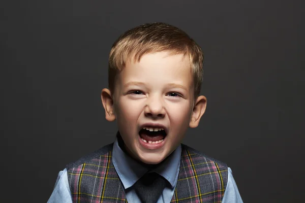 Niños emotion.fashionable pequeño niño chistoso boy.stylish en traje y corbata — Foto de Stock