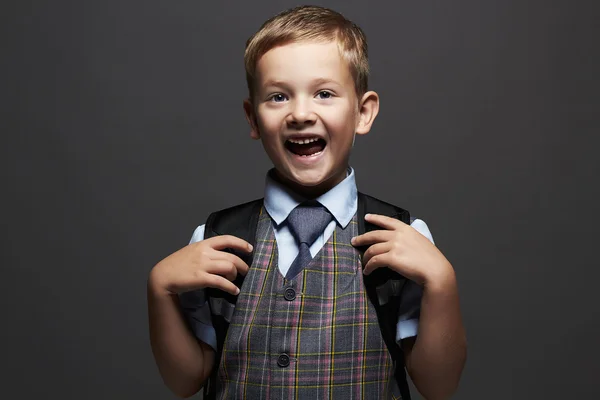 Estudante com knapsack.stylish criança engraçada em terno e gravata — Fotografia de Stock