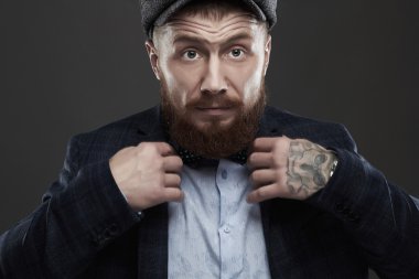 Sakal ve tattoo.old Hipster boy.brutal yakışıklı adam şapkalı adamla