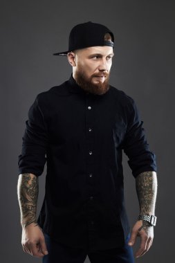 Sakallı tattoo.old Hipster boy.brutal yakışıklı adam şapkalı adamla