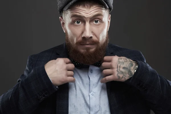 Hombre con barba y tattoo.old Hipster boy.brutal hombre guapo en sombrero — Foto de Stock