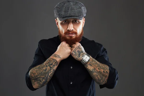 Barbudo hombre con tattoo.old Hipster boy.brutal guapo hombre en sombrero —  Fotos de Stock