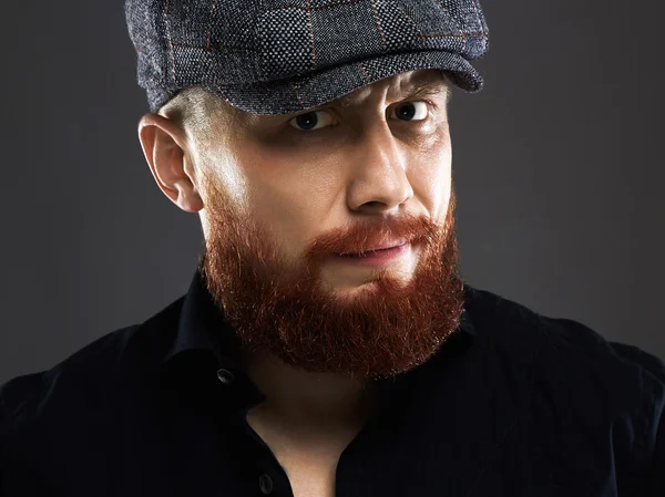 Bebaarde man. Hipster man in hat en rode baard — Stockfoto