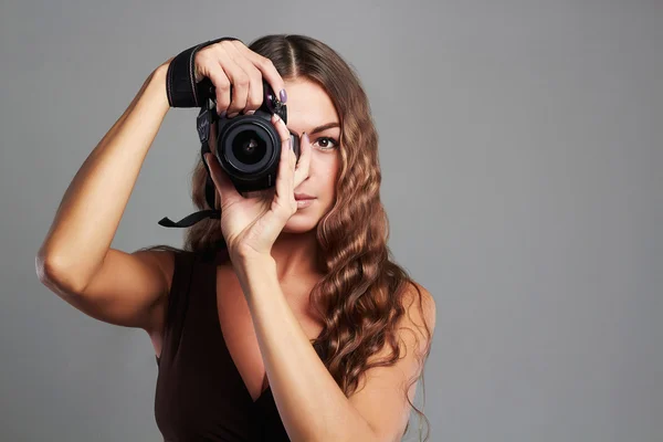 Vacker flicka med kamera. Vacker kvinna är en professionell fotograf — Stockfoto