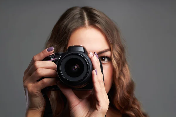 Mooi meisje met camera. Mooie vrouw is een professionele fotograaf — Stockfoto