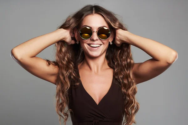 Hermosa mujer joven en gafas de sol — Foto de Stock