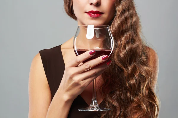 Mulher bonita com vinho tinto de vidro — Fotografia de Stock