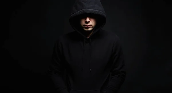 Hombre Capucha Negra Posando Estudio Oscuro Chico Con Una Sudadera — Foto de Stock