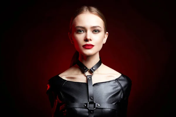Vacker Ung Kvinna Läder Kläder Vacker Blond Flicka Rött Ljus — Stockfoto