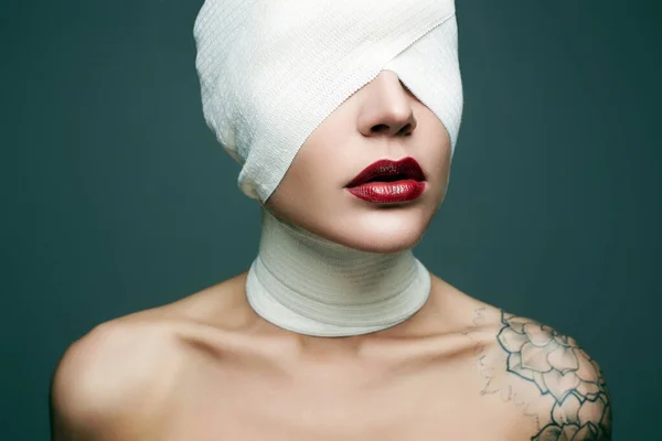 Halloween Estilo Rosto Feminino Envolto Bandagem Lábios Meninas Bonitas Beleza — Fotografia de Stock